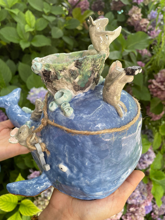 Vaso balena con topini di campagna