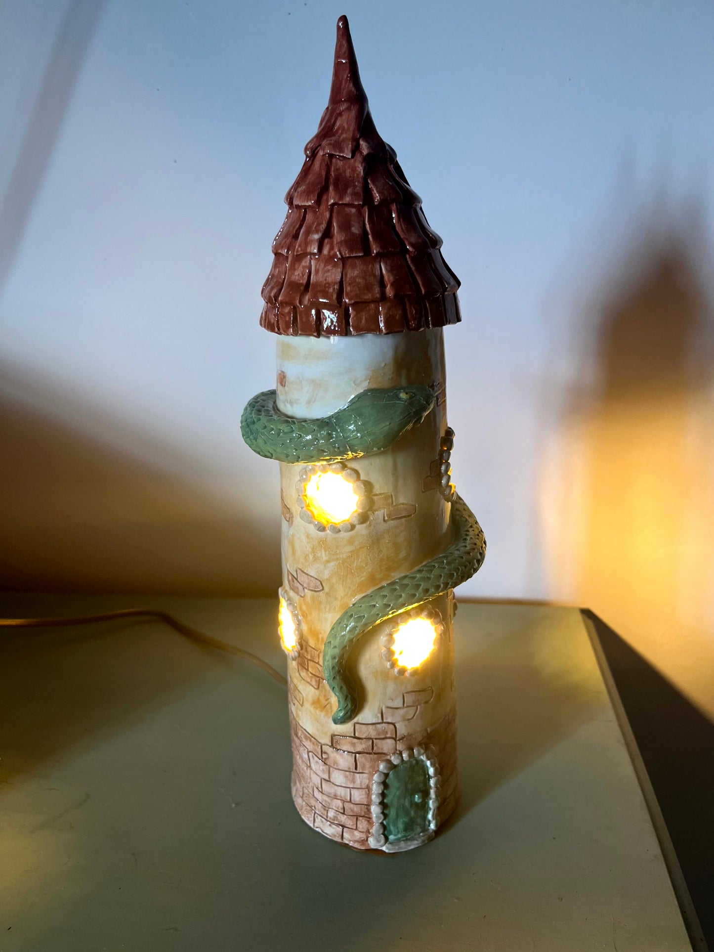 Lampada torre con serpente