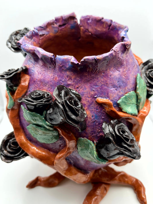 Vaso con rose nere
