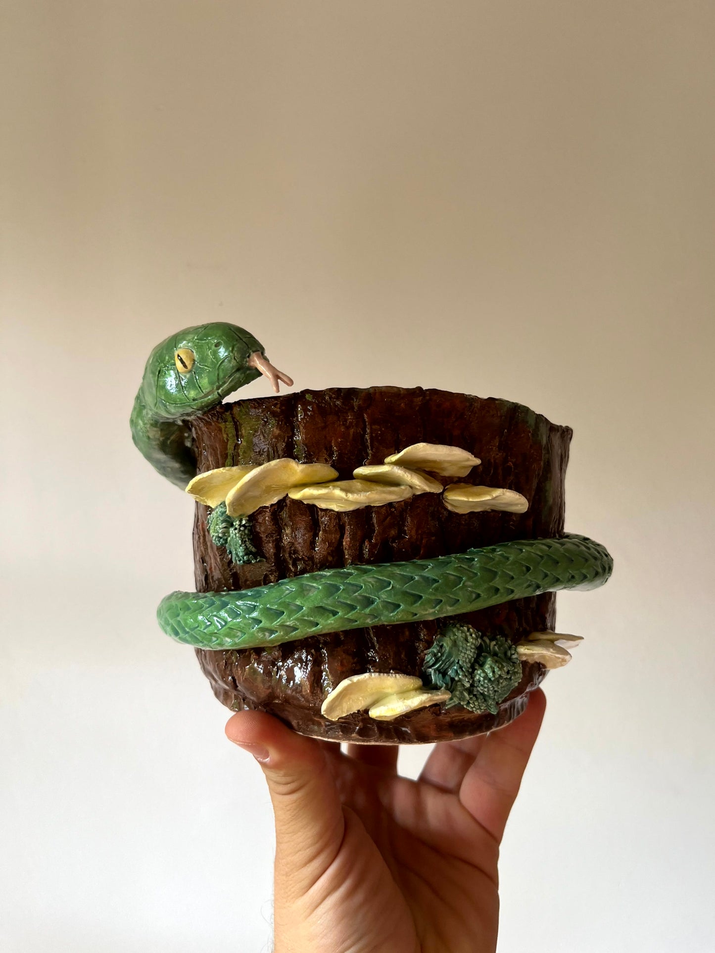 Vaso serpente sul tronco