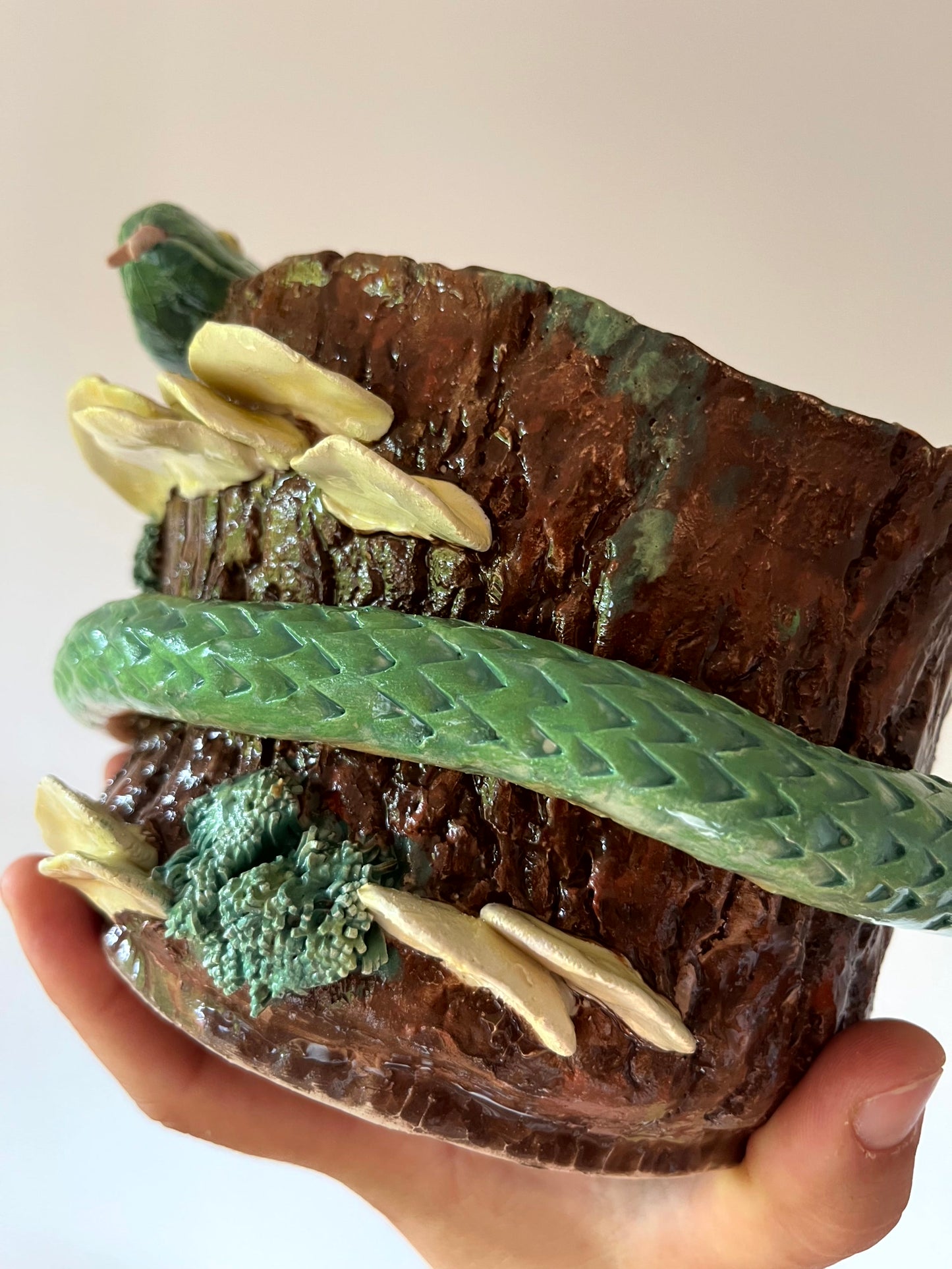 Vaso serpente sul tronco