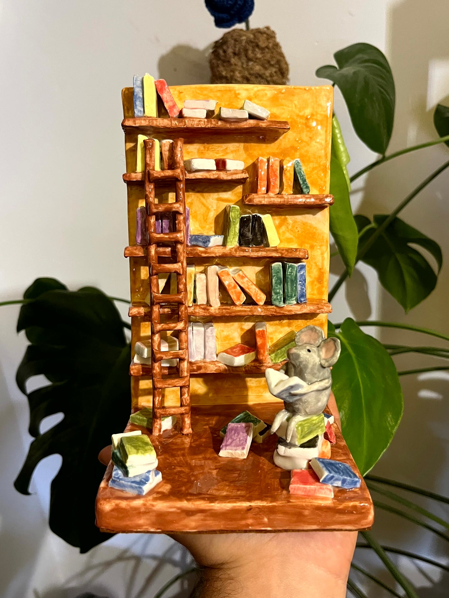 Fermalibri topino in libreria