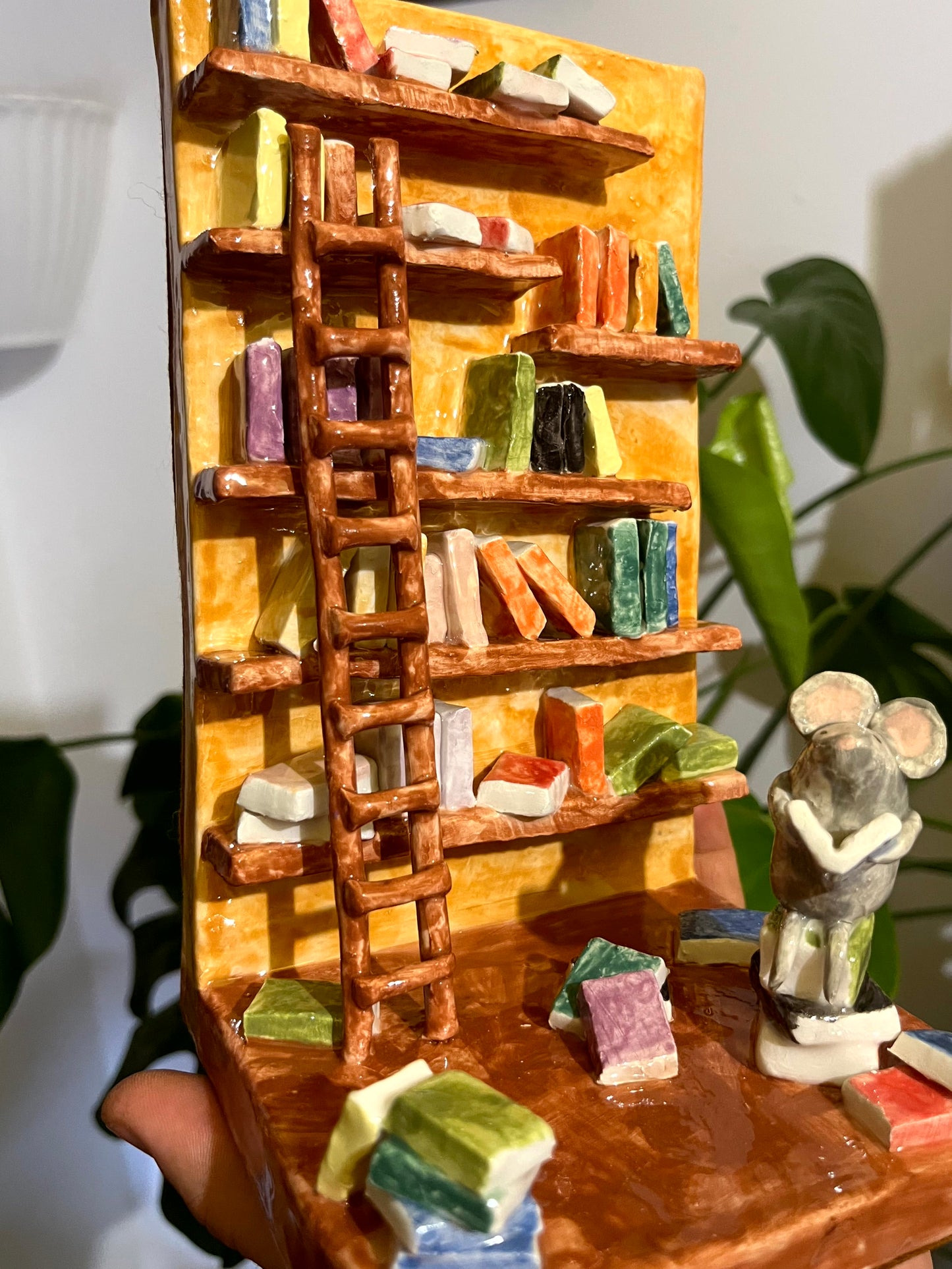 Fermalibri topino in libreria