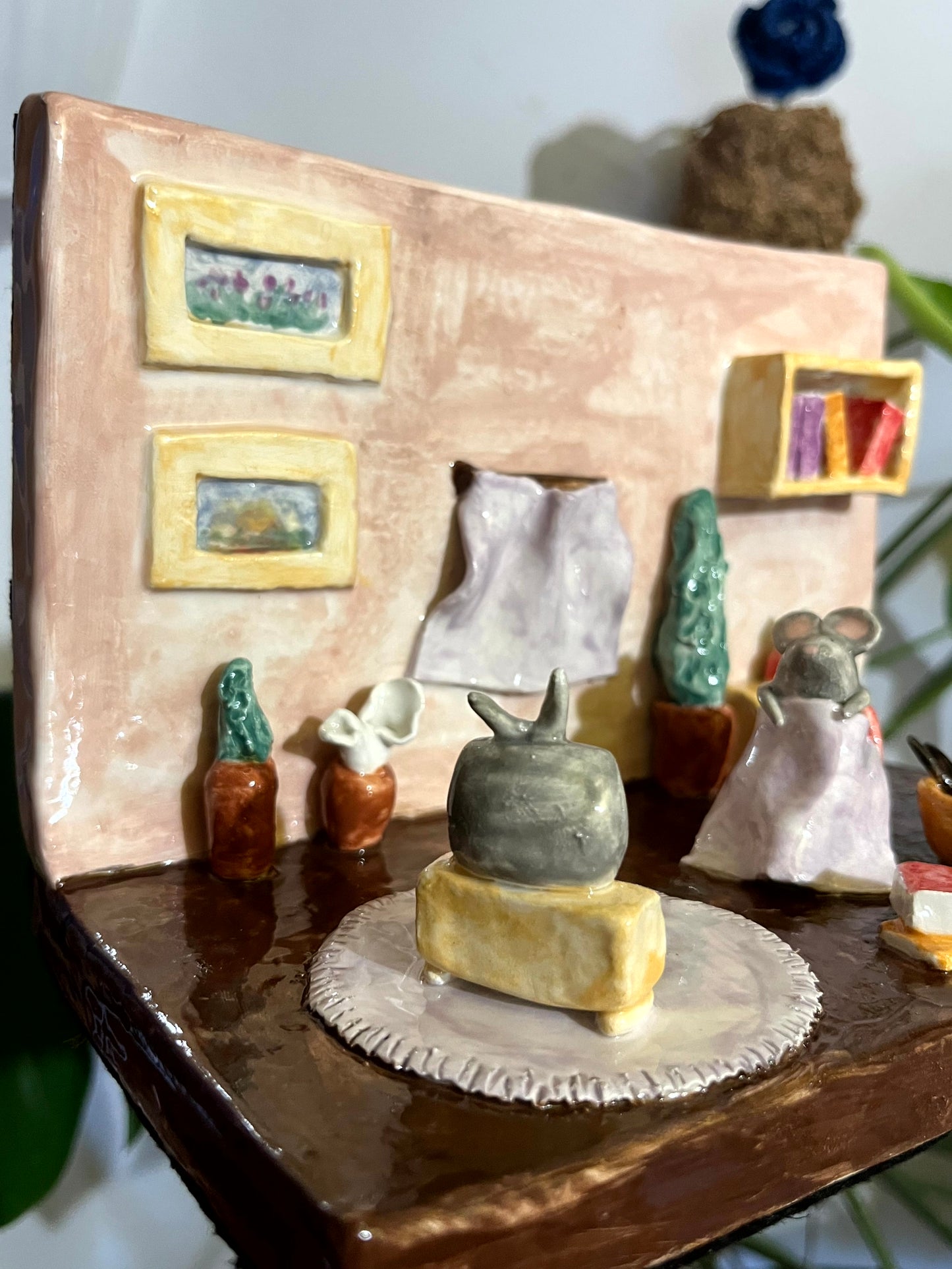 Fermalibri topino in salotto