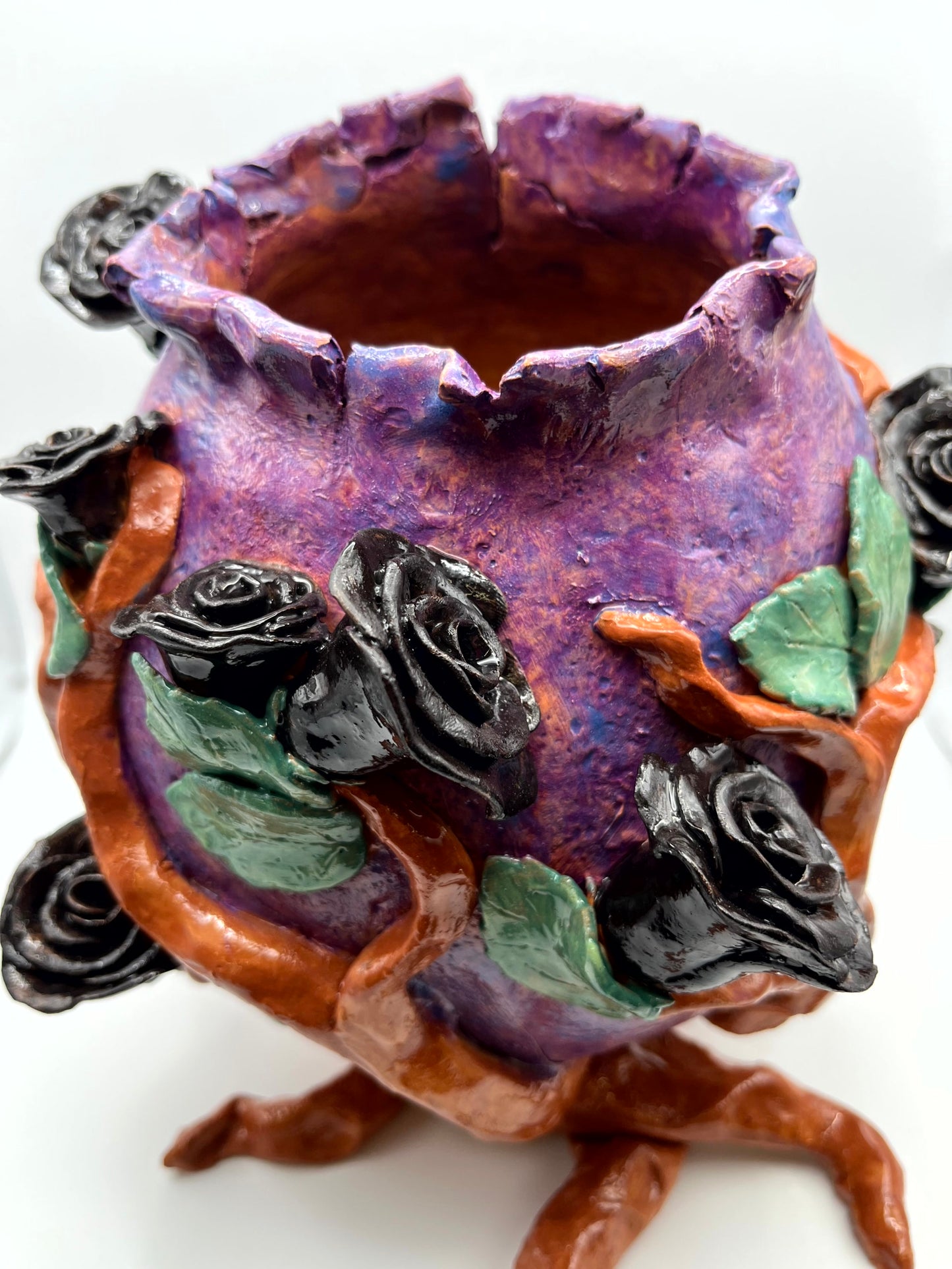 Vaso con rose nere