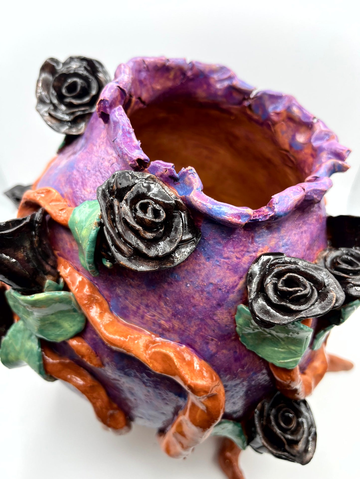 Vaso con rose nere